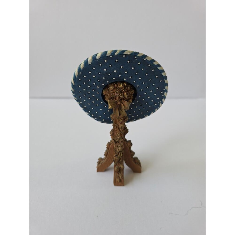 SANDY LYNAM CLOUGH COLLECT. SUZETTE DAISY BLUE STRIPE RESIN HAT WITH ROSE STAND